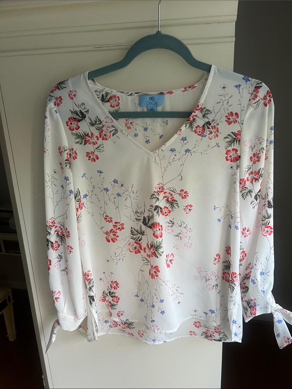 CeCe White Floral V-Neck Tie-Cuff Blouse